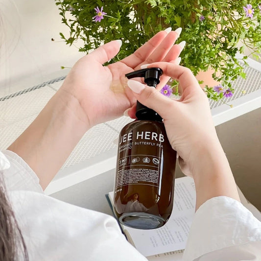H01Jee Herb แชมพูจีเฮิร์บ มะกรูดอัญชัน  ลดผมร่วง  ผมร่วง รังแค คันหนังศรีษะ นุ่มลื่น ผมดูสุขภาพดีเงางาม
